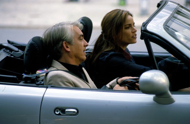 Das Auto von Felix (Christoph M. Ohrt, l.) ist in der Werkstatt. Also lässt er sich als Beifahrer von seiner neuen Kanzleipartnerin Sandra (Rebecca Immanuel, r.) mitnehmen und spart nicht mit spitzen Bemerkungen über ihre Fahrkünste … – Bild: ATV2