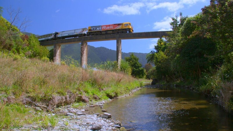Zwei Jahre konnte der Coastal Pacific nicht fahren, nachdem seine Strecke durch ein Erdbeben zerstört wurde. – Bild: Quintus Media GmbH /​ WeltN24 GmbH