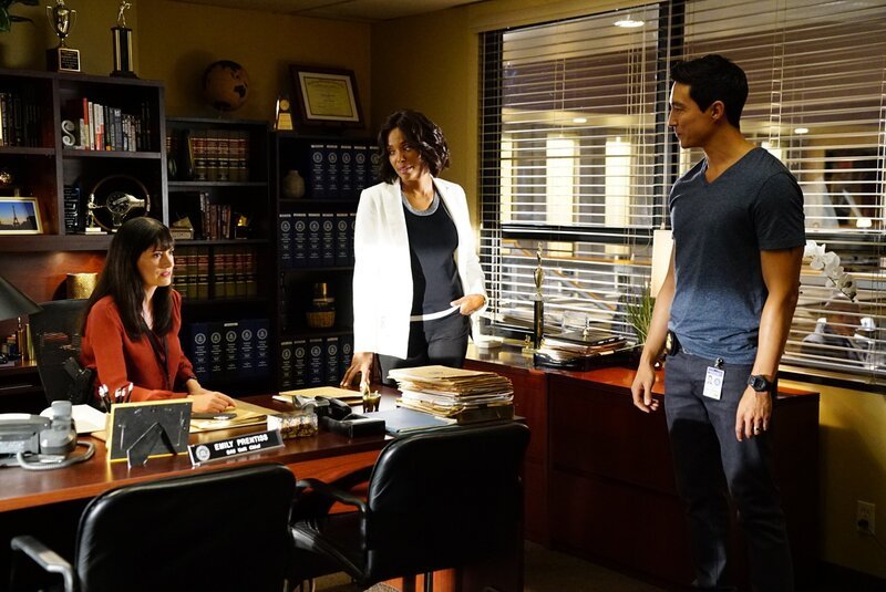 Das Team um Emily Prentiss (Paget Brewster, l.) und Dr. Tajana Leweis (Aisha Tyler, M.) kehrt aus ihrem sechswöchigen Urlaub zurück und ist bereit, einen neuen Fall zu übernehmen. Zusammen mit dem neuen Teammitglied Matt Simmons (Daniel Henney, r.) arbeiten sie daran, einen Mörder aufzuspüren, der eine junge Frau tot in einem Koffer liegen gelassen hat … – Bild: PLURIMEDIA (ABC)