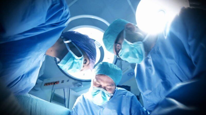 Ärzte während der Operation. – Bild: Tele 5