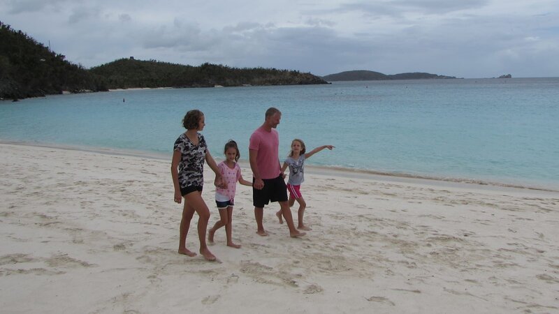 Clients Emily and Justin Colby and their kids Amaia and Solia Colby at the beach in St. John, USVI, as seen on HGTV’s Caribbean Life – Bild: Warner Bros. Discovery