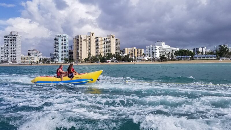 The clients enjoying a wild boat ride, as seen on HGTV’s Caribbean Life. – Bild: Warner Bros. Discovery