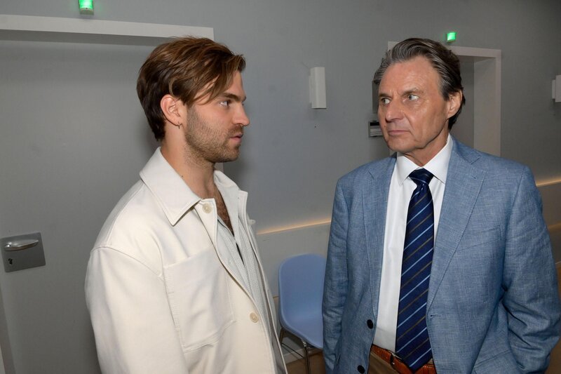 Gerner (Wolfgang Bahro, r.) ist von Julians (Onno Buß) Verhalten entsetzt. – Bild: RTL /​ Rolf Baumgartner /​ Enttäuschung
