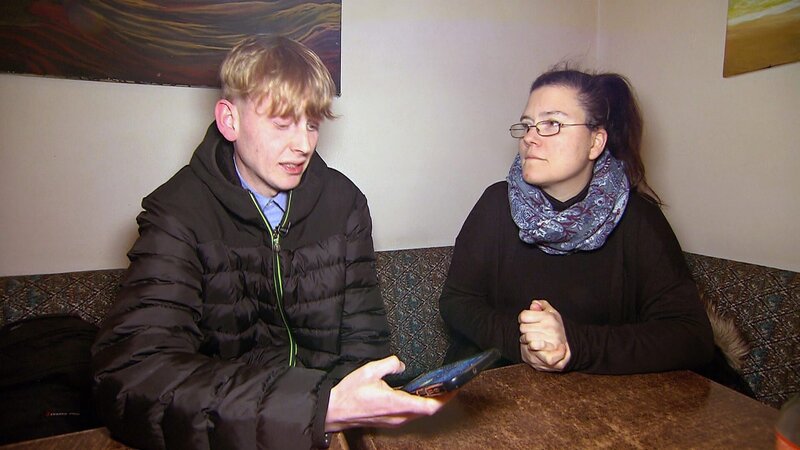 Sabrina (41) hat einen neuen Begleiter an ihrer Seite: Daniel. Der 28-Jährige macht aktuell eine Umschulung zum Immobilienkaufmann – sein Wissen soll Sabrina bei der Suche nach einer Wohnung und einer neuen Arbeitsstelle helfen. – Bild: RTLZWEI