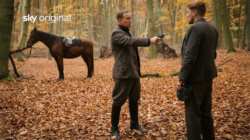 Babylon Berlin Staffel 3 Folge 8 Zeugenbeseitigung: Benno Fürmann als Oberst Wendt, Jacob Matschenz als Richard Pechtmann – Bild: SRF/​X Filme Creative Pool GmbH/​ARD Degeto Film GmbH/​Sky Deutschland/​WDR/​Beta Film GmbH/​Frédéric Batier