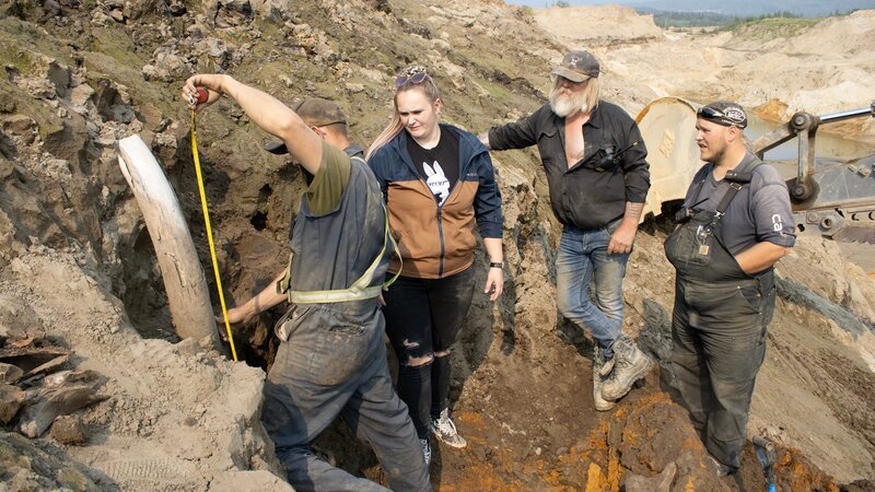 Tyler Mahoney (2.v.l.) und Tony Beets (2.v.r.) – Bild: Warner Bros. Discovery, Inc. or its subsidiaries and affiliates. All rights reserved.