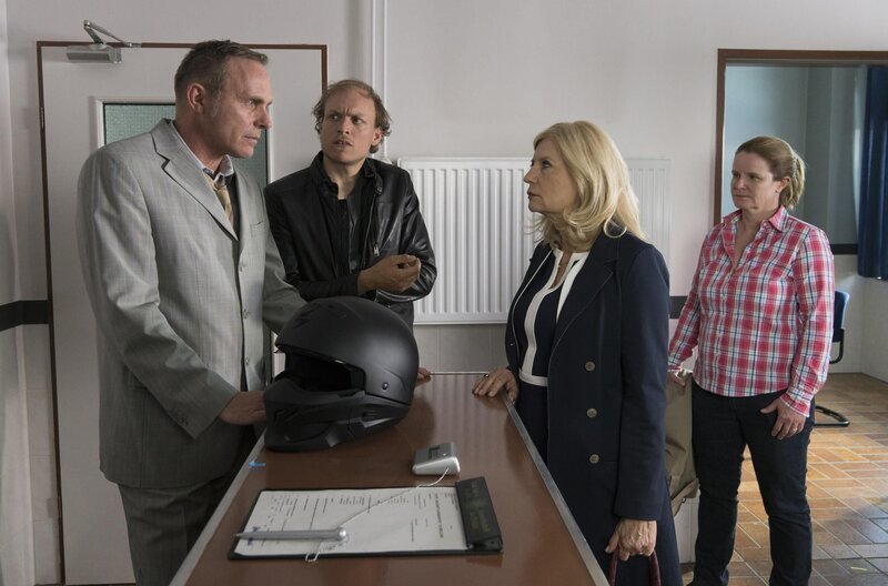 (v.l.n.r.) Gisbert Rottmann (Dirk Martens); Henning Rosinski (Emanuel Fellmer); Isabel von Brede (Sabine Postel); Gudrun Wohlers (Katrin Pollitt) – Bild: Sat.1 emotions