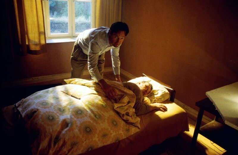 Ole (Helmut Zierl) deckt den ermordeten Hausmeister zu. – Bild: Sat.1 emotions