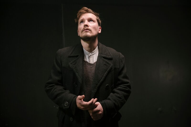 Welche Rolle spielt Fritz (Jacob Matschenz). – Bild: Frédéric Batier/​X Filme Creative Pool GmbH/​ARD Degeto Film GmbH/​Sky Deutschland/​WDR/​Beta Film GmbH