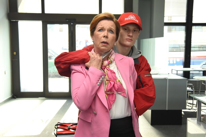 Leo Martinek (Felix Oitzinger) will Eva Fleig (Marion Kracht) als Geisel nehmen. – Bild: Hubert MICAN /​ ZDF