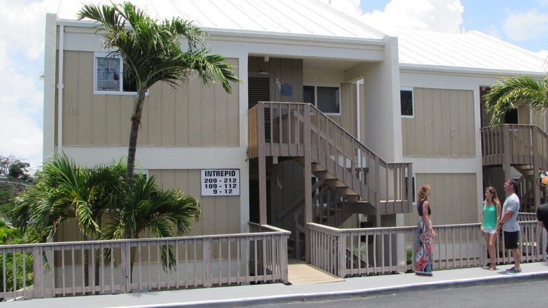 Master Bedroom of Vacation Station shown to Clients Justin and Jocelyn Berglund, in St. Thomas, USVI, as seen on HGTV’s Caribbean Life – Bild: Warner Bros. Discovery