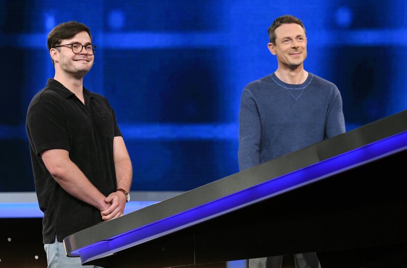Moderator Alexander Bommes (r.) mit dem Kandidaten Severin Plate (l.). – Bild: ARD/​Uwe Ernst