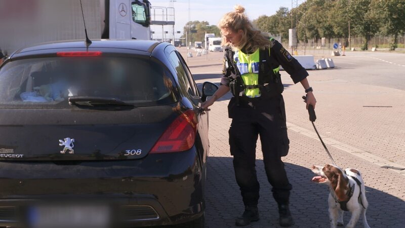 Border officer with a dog – Bild: Amazon Web Services, Inc. or its affiliates