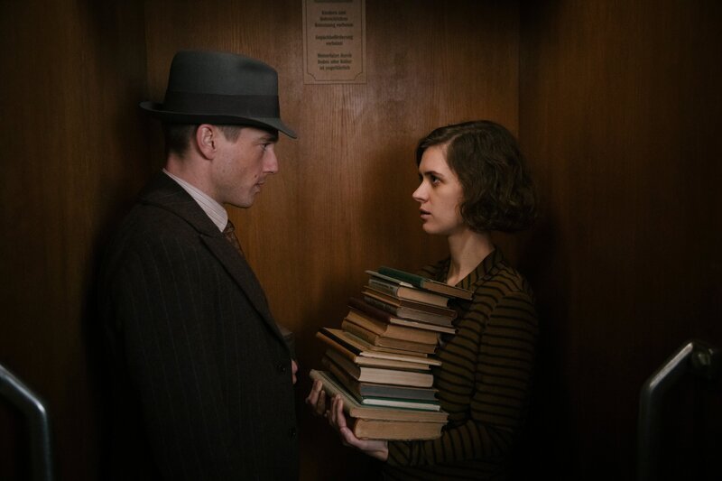 Babylon Berlin Staffel 3 Folge 1 Aufstiegswillige Proletarierin: Volker Bruch als Gereon Rath, Liv Lisa Fries als Charlotte Ritter. – Bild: Frédéric Batier/​X Filme Creative Pool GmbH/​ARD Degeto Film GmbH/​Sky Deutschland/​WDR/​Beta Film GmbH