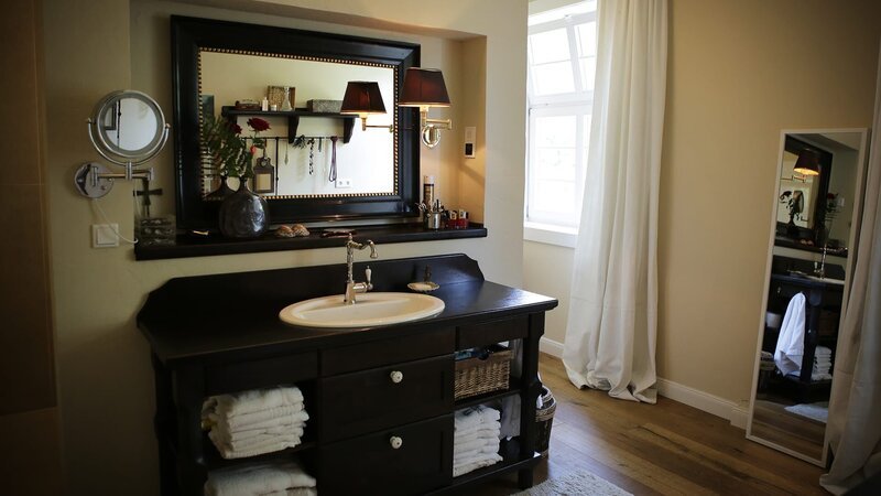 In dieser Folge steht den Experten wieder die Interior-Bloggerin Susanne Hesslenberg zur Seite. Gemeinsam suchen sie nach dem schönsten Haus Deutschlands in der Natur. Im Dreiländereck besuchen sie ein denkmalgeschütztes Damenstift mit verträumtem Garten. Mitten in der Natur finden sie ein Haus, das komplett aus Naturmaterialien gebaut wurde. – Bild: HGTV