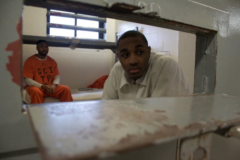 Devion Barber (r.) muss sich seine Zelle mit einem anderen Straftäter teilen … – Bild: Derek Bell /​ Part2 Pictures /​ National Geographic Channels