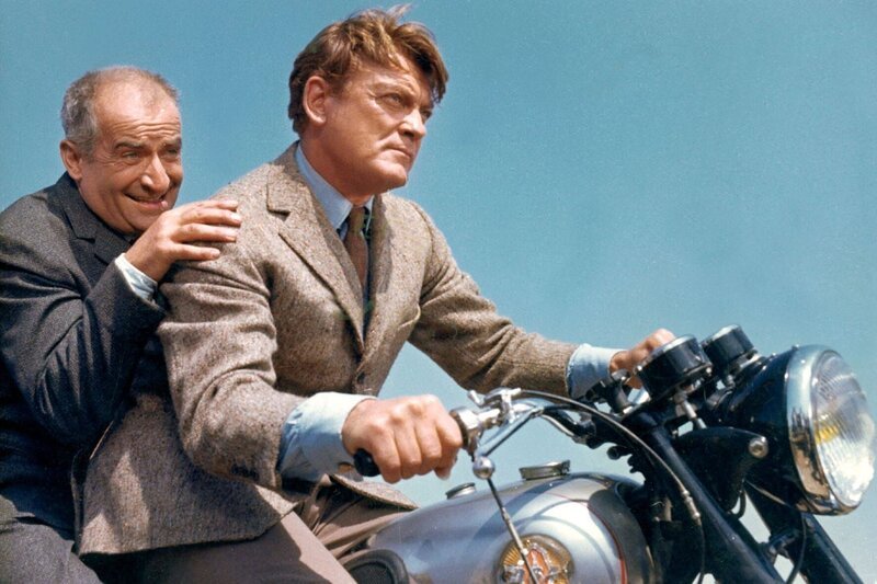Neben dem Journalisten Fandor (Jean Marais, r.) rückt auch Kommissar Juve (Louis de Funès, l.) in den Fokus des Verbrechers. Nun arbeiten die beiden zusammen, um den Ganoven ein für alle Mal hinter Gitter zu bringen. – Bild: MPP
