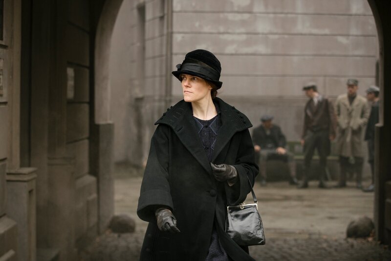 Babylon Berlin Staffel 3 Folge 6 Gefährliche Mission: Fritzi Haberlandt als Elisabeth Behnke – Bild: SRF/​X Filme Creative Pool GmbH/​ARD Degeto Film GmbH/​Sky Deutschland/​WDR/​Beta Film GmbH/​Frédéric Batier