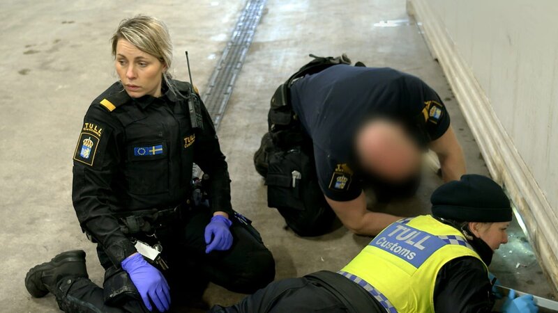 Alexandra und Maja untersuchen, was sich unter dem Hangar befindet. – Bild: Warner Bros. Discovery