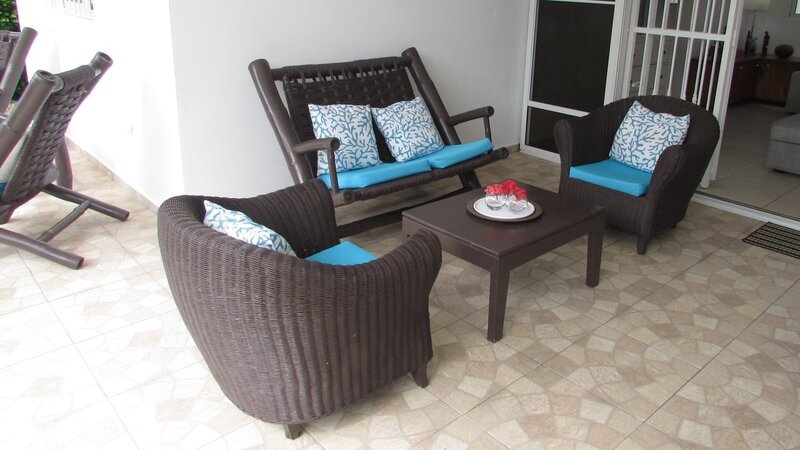 Outdoor patio at Playa Chaquita as seen on HGTV’s Caribbean Life. – Bild: HGTV /​ Scripps (Focus) HCBLF1309_314971 /​ Scripps Networks, LLC.