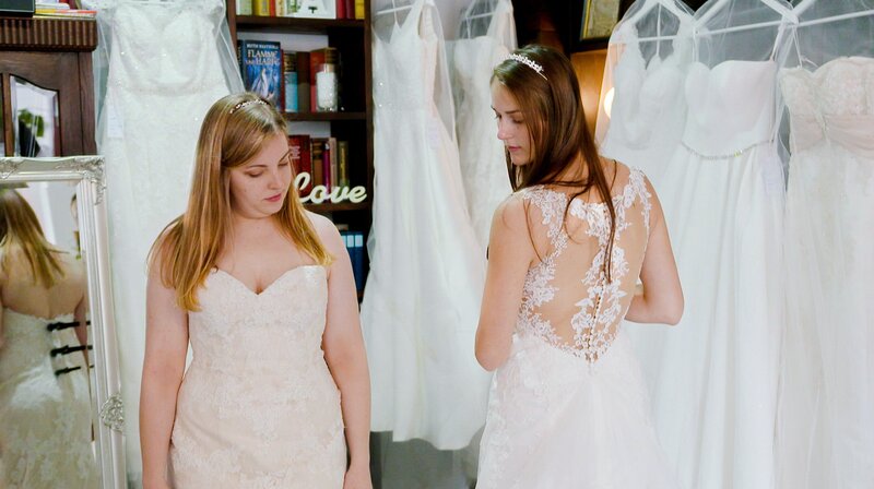 Königin für einen Tag – das ist das Motto von Claudia, ihrer Schwiegertochter Carina und ihrer Schwiegertochter in spe Jana. Gemeinsam gründeten die drei Frauen vor einigen Jahren ihr Secondhand-Brautmodengeschäft „Preloved Bridals NRW“ in Arnsberg. – v.l.n.r.: Carina Wetter und Jana Beringhausen. – Bild: WDR/​Martin Rödel/​Fandango Film und TV Produktions GmbH