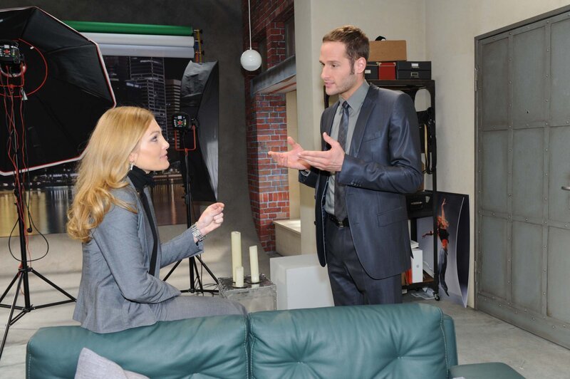 David (Lee Rychter, r.) und Annett (Tanja Wenzel, l.) fragen sich entsetzt, was die Verwanzung von Davids Wohnung für sie bedeutet. – Bild: SAT.1 /​ Claudius Pflug