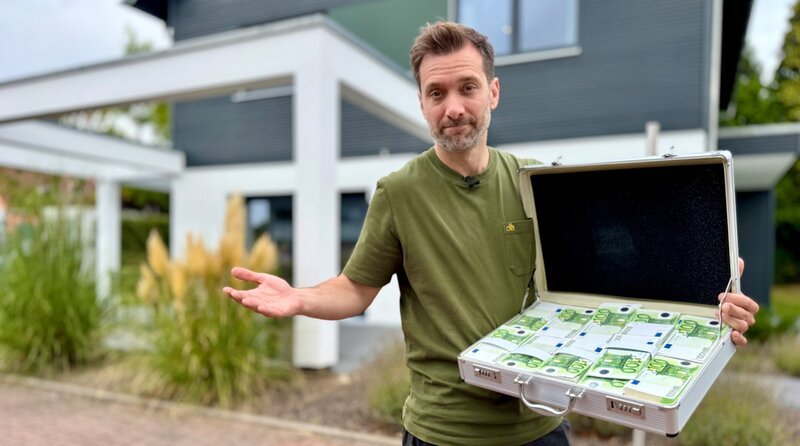 Knapp 20.000 € haben potenzielle Hauskäuferinnen und -käufer zwischen 25 und 40 Jahren auf der hohen Kante. Reicht das noch als Eigenkapital für den Traum vom eigenen Haus? Wo gibt’s in Nordrhein-Westfalen noch bezahlbare Immobilien und worauf achten bei der Besichtigung? Das und mehr findet Daniel Aßmann in „Ausgerechnet – Das Wohnexperiment“ heraus. – Bild: WDR/​Bavaria Entertainment GmbH/​Paul Bogdanski