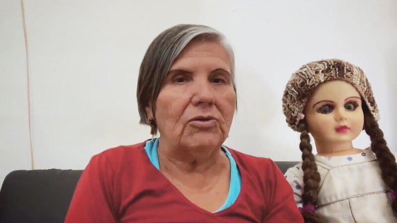 Eine ältere Frau mit einer seltsam aussehenden Puppe – Bild: Tele 5