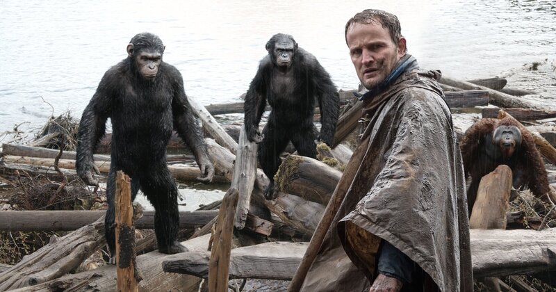 Die Affen (v.l.n.r.) Caesar (Andy Serkis), Koba (Toby Kebbell) und Maurice (Karin Konoval) trauen den Menschen nicht über den Weg, dennoch erlauben sie Malcolm (Jason Clarke, 2.v.r.) und seiner Truppe, den Staudamm wieder zum Leben zu erwecken. – Bild: Fox