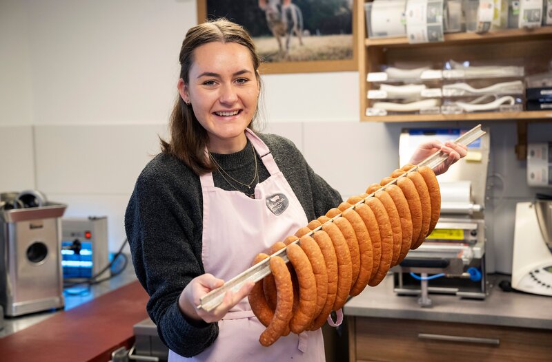 Gastgeberin Daphne de Luxe. – Bild: WDR/​Melanie Grande