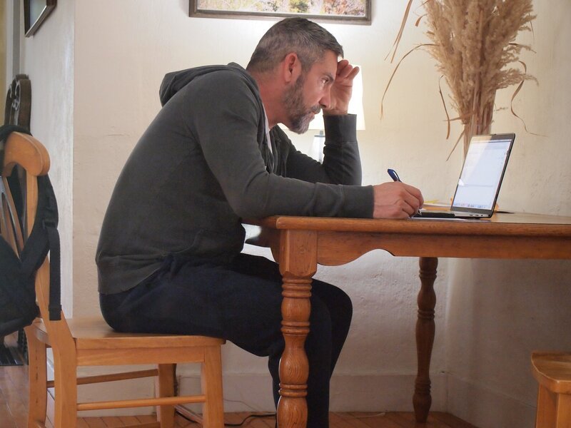 Grant Works on Business Plan (Grant Cardone). – Bild: Discovery Channel /​ Discovery Communications, LLC