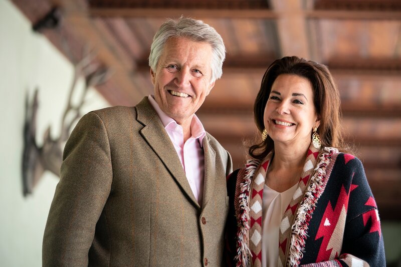 Graf Ulrich Goëss-Enzenberg mit seiner Frau Gräfin Katrin Goëss-Enzenberg ihrem Schloss Tratzberg zwischen Jenbach und Schwaz im Inntal – Bild: Servus TV /​ Stefan Voitl