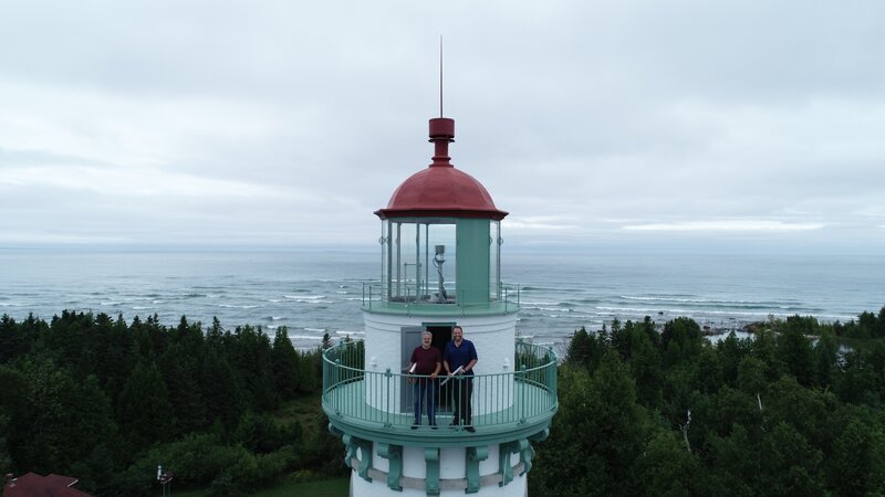 Der maritime Historiker Brendon Baillod und Josh Gates stehen auf der Spitze des Seul Choix-Leuchtturms in der Seul Choix Bay in Michigan. – Bild: Discovery Communications