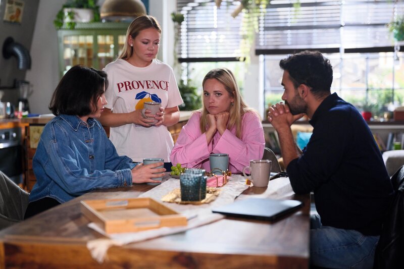 Cecilia (Carina Koller, 2.v.r.) wird bedrückt bewusst, wie es um Chris steht. Links Sina (Valea Scalabrino), Ronja (Theresa Traser), rechts Baris (Metehan Demiröz). – Bild: RTL /​ Stefan Behrens /​ Die Tochter des Cowboys