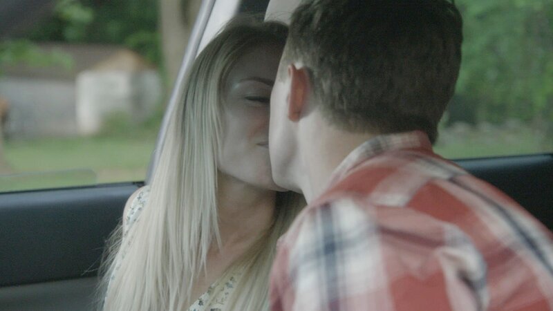A couple kisses in a car. – Bild: TLC (DEUT)