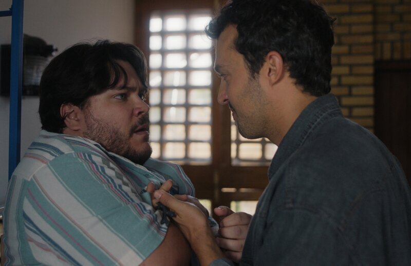 Was verbergen die beiden Studenten Luis (Jacobo Santiago, l.) und Tim (Moritz Lehmann, r.)? – Bild: Jaime Pérez /​ ZDF