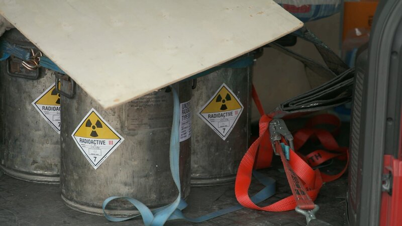 Barrels with radioactive substances – Bild: Warner Bros. Discovery