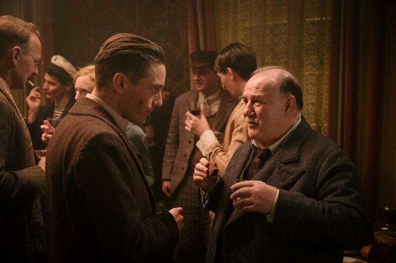 Gereon Rath (Volker Bruch, li.) und sein Vorgesetzter und Leiter der Mordinspektion Ernst Gennat (Udo Samel) treffen sich auf Gräfs Geburtstagsfeier – Bild: Frédéric Batier/​X Filme Creative Pool GmbH/​ARD Degeto Film GmbH/​Sky Deutschland/​WDR/​Beta Film GmbH