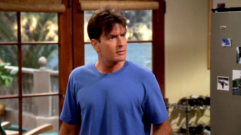 Charlie (Charlie Sheen) – Bild: MAX Hungary Charlie (Charlie Sheen) – Bild: MAX Hungary