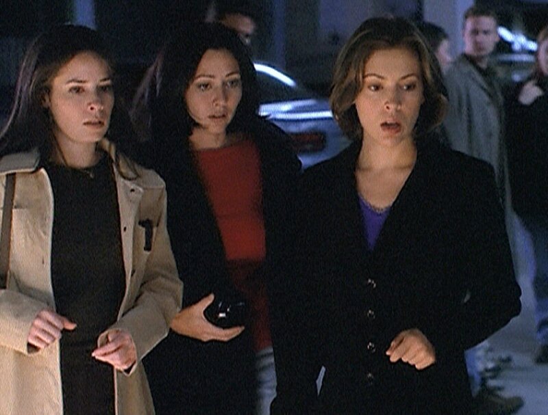 Piper (Holly Marie Combs, l.), Prue (Shannen Doherty, M.) und Phoebe (Alyssa Milano, r.) kommen zufällig am Tatort vorbei, wo ein Mann auf grausame Weise ermordet wurde. – Bild: ATV2