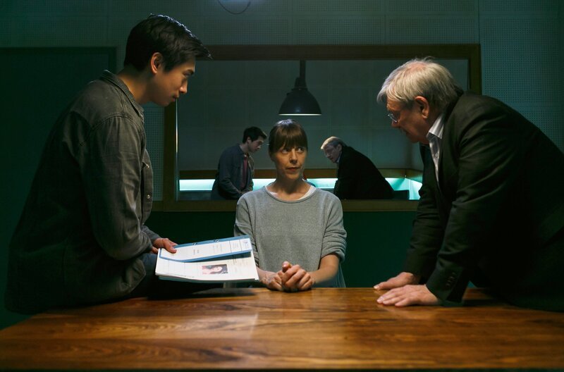 Vicky Adam (Katja Danowski, l.) und Hui Ko (Aaron Le, 2.v.l.) trauen ihren Augen kaum, als sie die Fahndungsbilder in der Zeitung sehen. Günter (Wolfgang Winkler, r.) und Edwin (Tilo Prückner, 2.v.r.) sollen einen Antiquitätenhänder überfallen haben? – Bild: ARD/​Kai Schulz