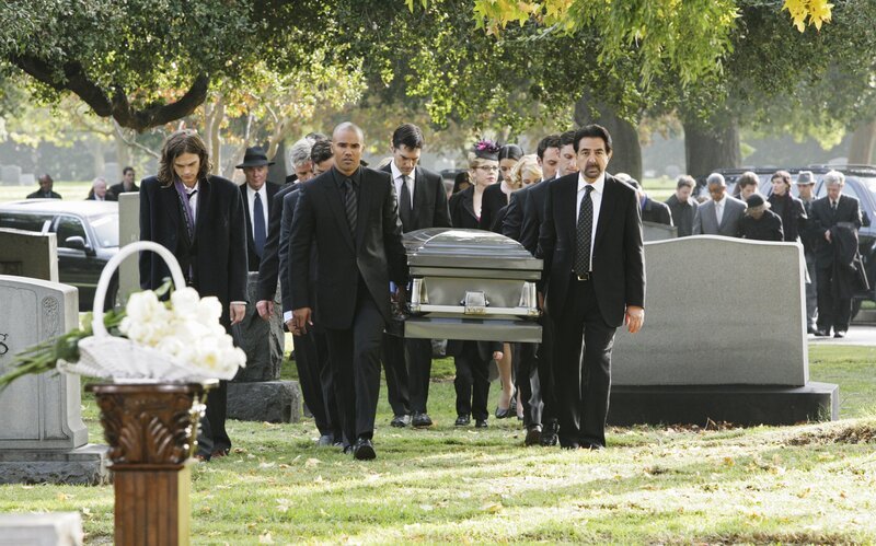 Geben Haley Hotcher das letzte Geleit: Reid (Matthew Gray Gubler, vorne l.), Morgan (Shemar Moore, vorne M.), Hotch (Thomas Gibson, hinterm Sarg, l.), Garcia (Kirsten Vangsness, hinterm Sarg, r.) und Rossi (Joe Mantegna, vorne r.) – Bild: ABC Studios /​ Adam Taylor