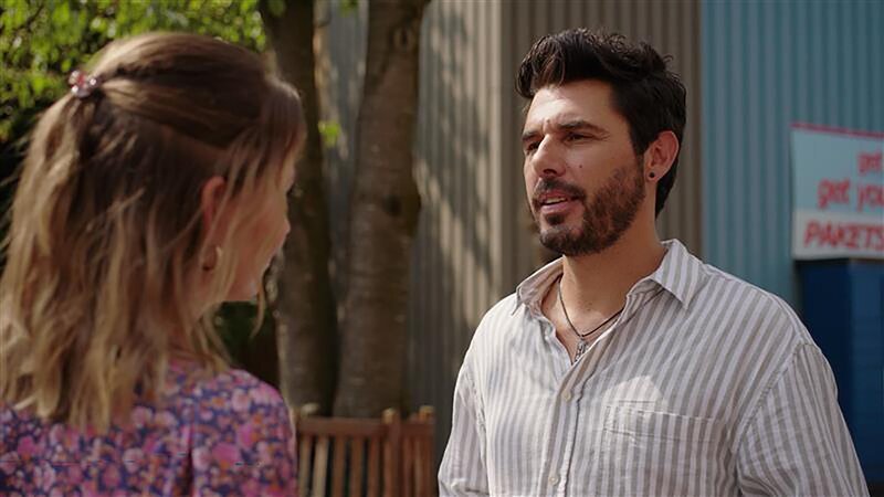 Matteo (Riccardo Angelini) ist enttäuscht, als Nathalie (Amrei Haardt) einen Rückzieher macht. – Bild: RTL /​ Stress im Paradies