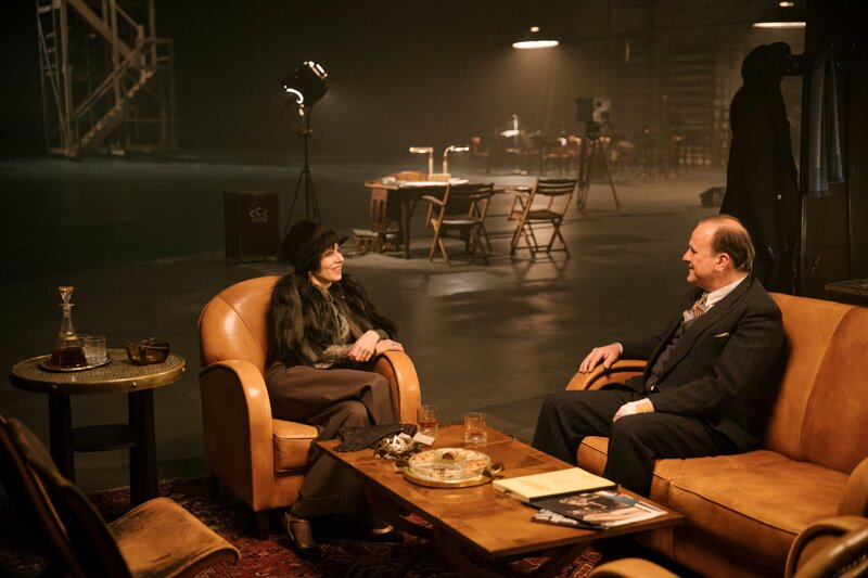 Als die Dreharbeiten zum Film „Dämonen der Leidenschaft“ abgebrochen werden müssen, sieht Esther Kasabian (Meret Becker) ihre Chance für eine neue Karriere und sucht das Gespräch mit Jo Bellmann (Bernhard Schütz). – Bild: Frédéric Batier /​ X Filme Creative Pool GmbH /​ ARD Degeto Film GmbH /​ Sky Deutschland /​ WDR /​ Beta Film GmbH