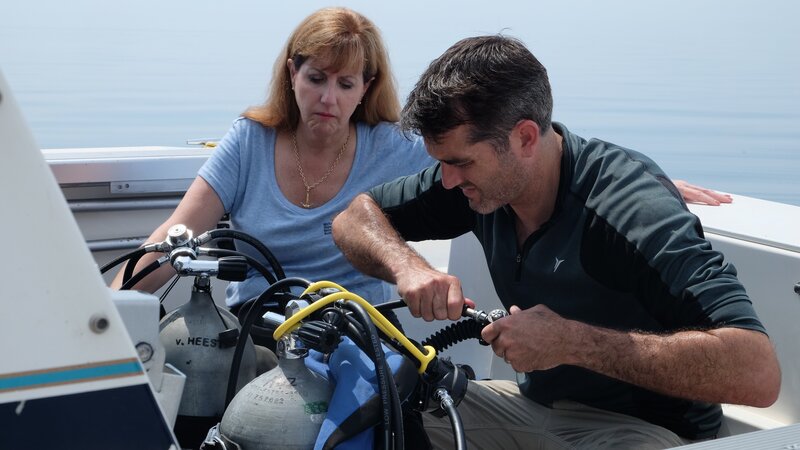 Rob Nelson and Valerie Van Heest prepare for their dive to a shipwreck that could be the lost cargo vessel, the Thomas Hume. – Bild: Discovery Communications/​Brittany Agnew