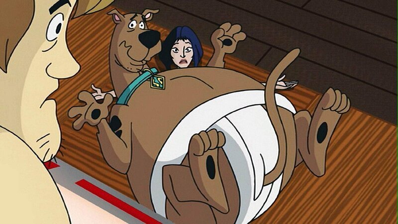 Shaggy traut seinen Augen kaum: Scooby-Doo hat sich in einen aufgeblasenen Sumoringer verwandelt. – Bild: Warner Bros. Entertainment Inc.