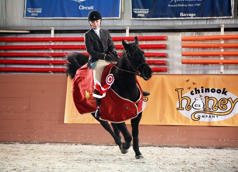 Die geborene Springreiterin: Amber Marshall als Amy Fleming – Bild: SUS /​ SF