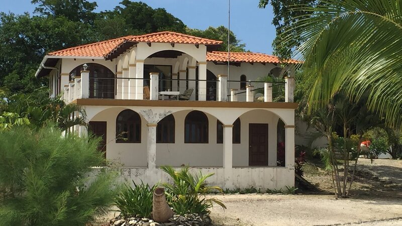 Exterior of Los Arcos in Utila, Honduras as seen on HGTV’s Caribbean Life – Bild: Warner Bros. Discovery