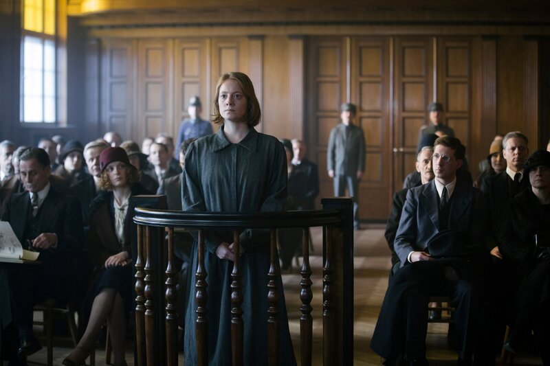 Babylon Berlin Staffel 3 Folge 4 Die Todesstrafe droht: Leonie Benesch als Greta Overbeck – Bild: Frédéric Batier/​X Filme Creative Pool GmbH/​ARD Degeto Film GmbH/​Sky Deutschland/​WDR/​Beta Film GmbH