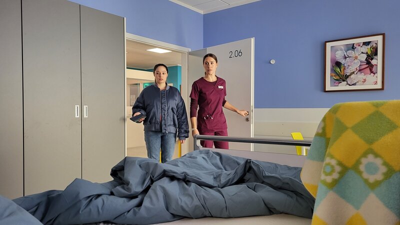 Amira Mahdi (Aylin Ravanyar l.) und Elisabeth „Betty“ Hertz (Henrike Hahn r.) – Bild: Andreas Vorwerk /​ ZDF